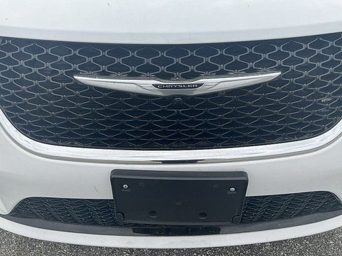 Used 2024 Chrysler Pacifica Touring-L image 4