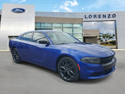 Used 2022 Dodge Charger SXT w/ Blacktop Package image 3