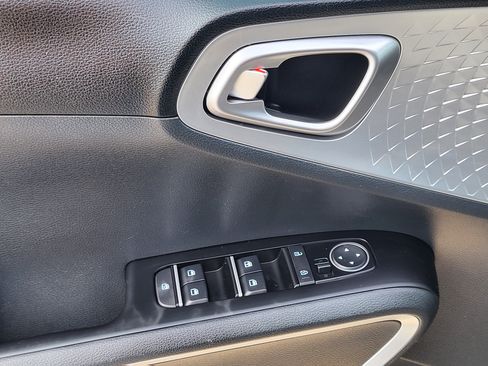 Used 2025 Kia Soul LX w/ LX Technology Package FWD image 21