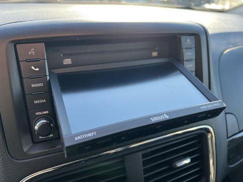 Used 2018 Dodge Grand Caravan SE w/ UConnect Hands-Free Group image 23