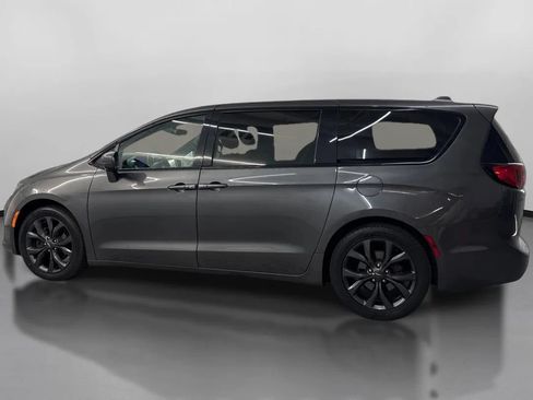 Used 2018 Chrysler Pacifica Touring Plus w/ S Appearance Package FWD image 5