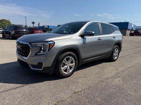 Used 2024 GMC Terrain SLE FWD image 3
