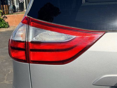 Used 2017 Toyota Sienna LE FWD image 9
