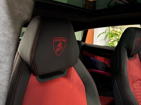 Used 2022 Lamborghini Urus image 13