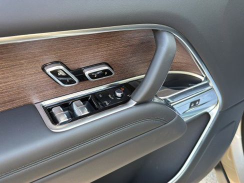 New 2026 Land Rover Range Rover Long Wheelbase SE image 23
