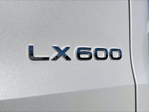 Used 2025 Lexus LX 600 4WD w/ Luxury Package image 30