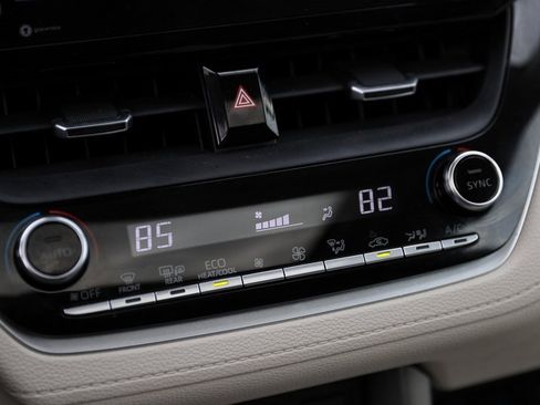 Used 2022 Toyota Corolla Cross XLE w/ Convenience Package image 27