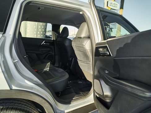 Used 2024 Mitsubishi Outlander SE image 11