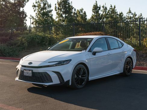 Used 2025 Toyota Camry SE w/ Multimedia Upgrade Package FWD image 5