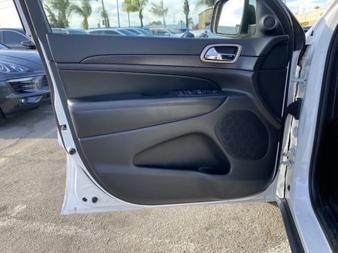 Used 2017 Jeep Grand Cherokee Laredo image 14