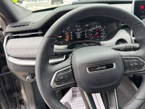 Used 2024 Jeep Compass Latitude image 12