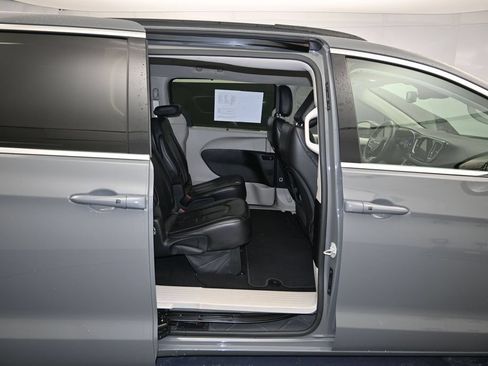 Used 2022 Chrysler Pacifica Touring-L FWD image 25
