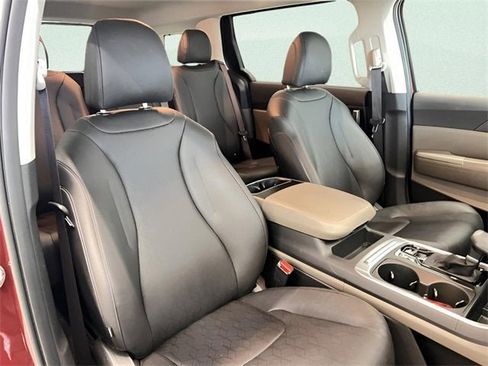 Used 2025 Kia Carnival EX image 11