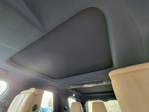 Used 2023 Land Rover Discovery Metropolitan Edition image 40