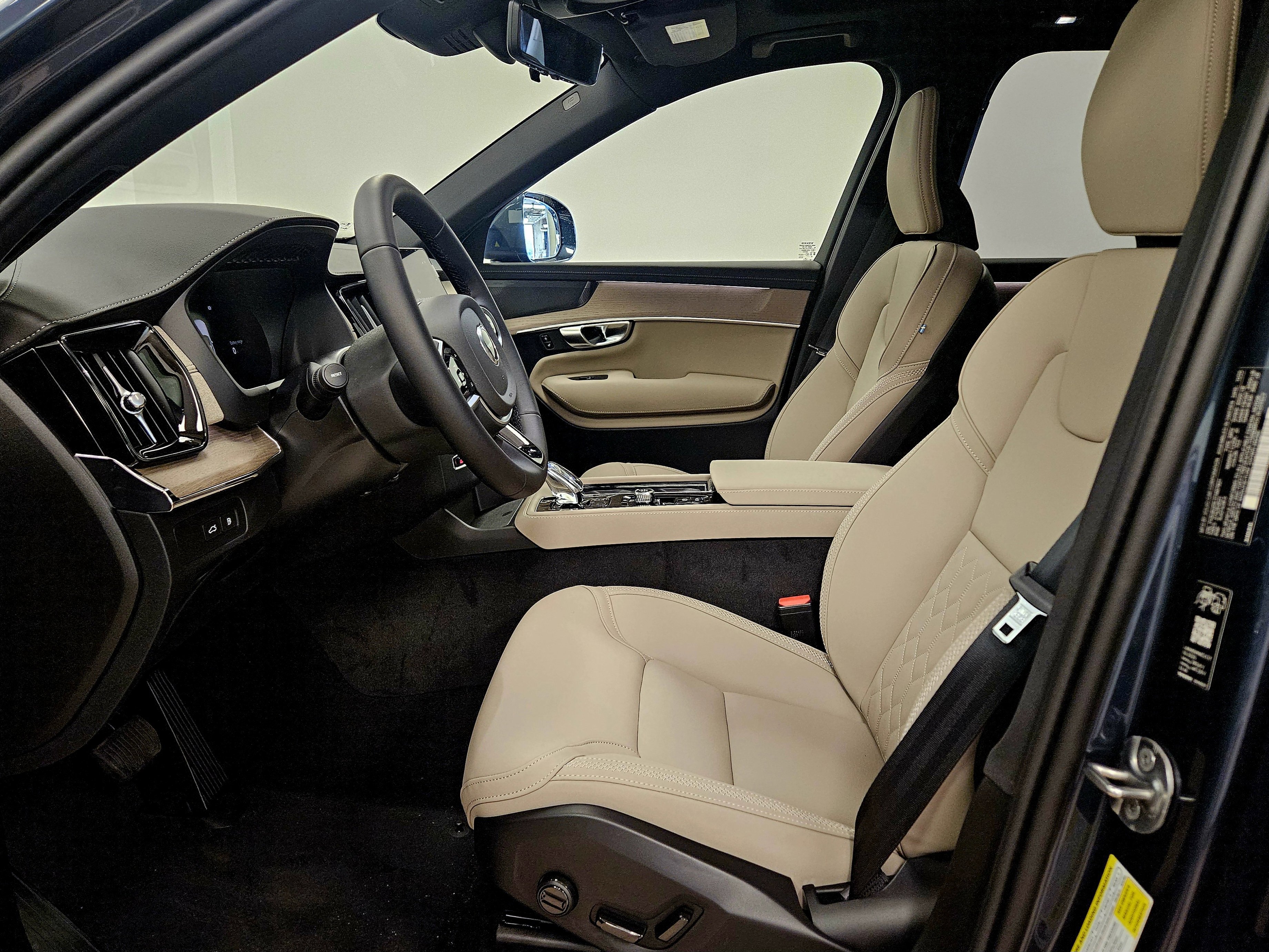 New 2026 Volvo XC90 T8 Plus w/ Protection Package AWD/4WD image 10