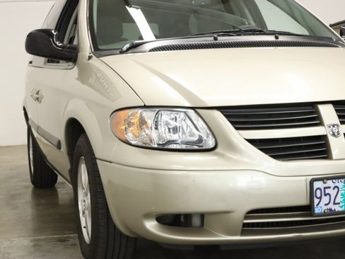 Used 2007 Dodge Caravan SXT w/ Popular Equipment Group I FWD image 2
