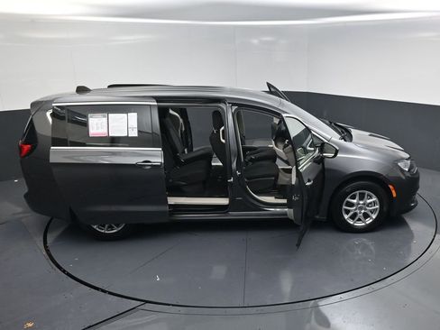 Used 2022 Chrysler Voyager LX image 25