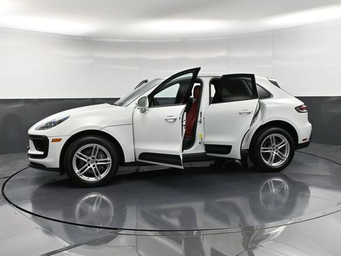 Certified 2025 Porsche Macan image 36