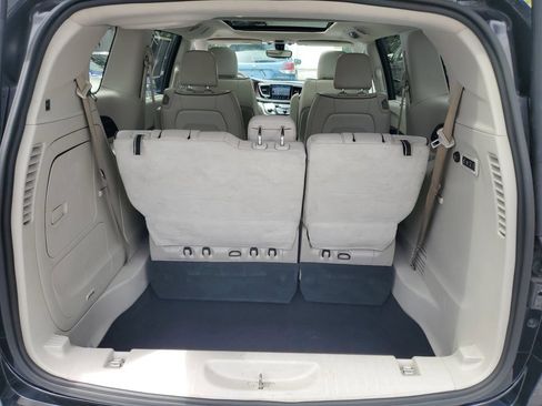 Used 2019 Chrysler Pacifica Limited FWD image 10