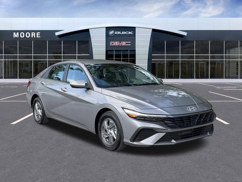 Used 2025 Hyundai Elantra SE w/ Cargo Package FWD image 3