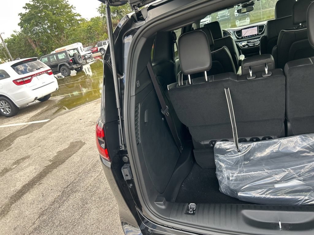 New 2026 Chrysler Pacifica Limited w/ S Appearance Package FWD image 31