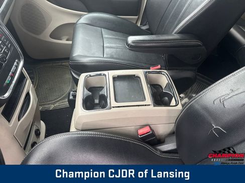 Used 2016 Chrysler Town & Country Touring image 26