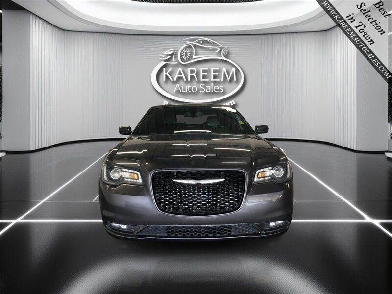 Used 2018 Chrysler 300 S RWD image 2