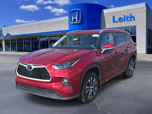 Used 2023 Toyota Highlander XLE image 1