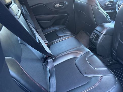 Used 2019 Jeep Cherokee Trailhawk w/ Cold Weather Group AWD/4WD image 26