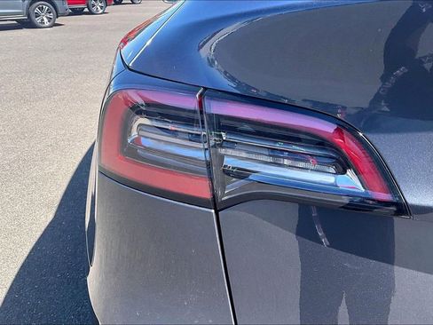 Used 2023 Tesla Model Y Long Range AWD/4WD image 29