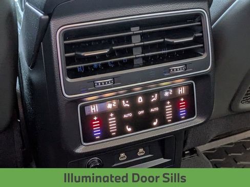 Used 2024 Audi Q8 Premium Plus image 31