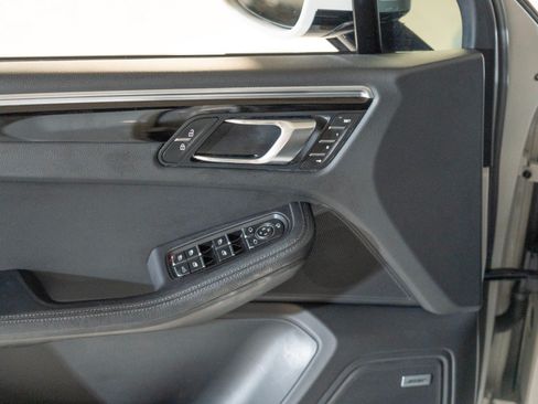 Certified 2024 Porsche Macan AWD/4WD image 18