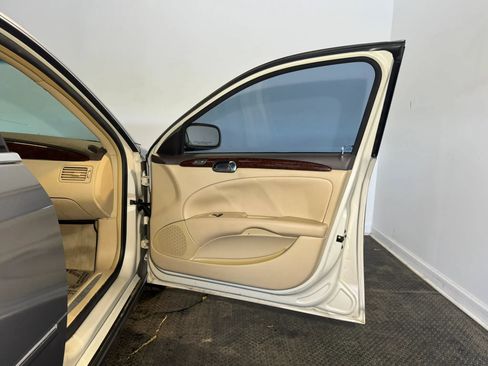 Used 2011 Buick Lucerne CXL FWD image 20