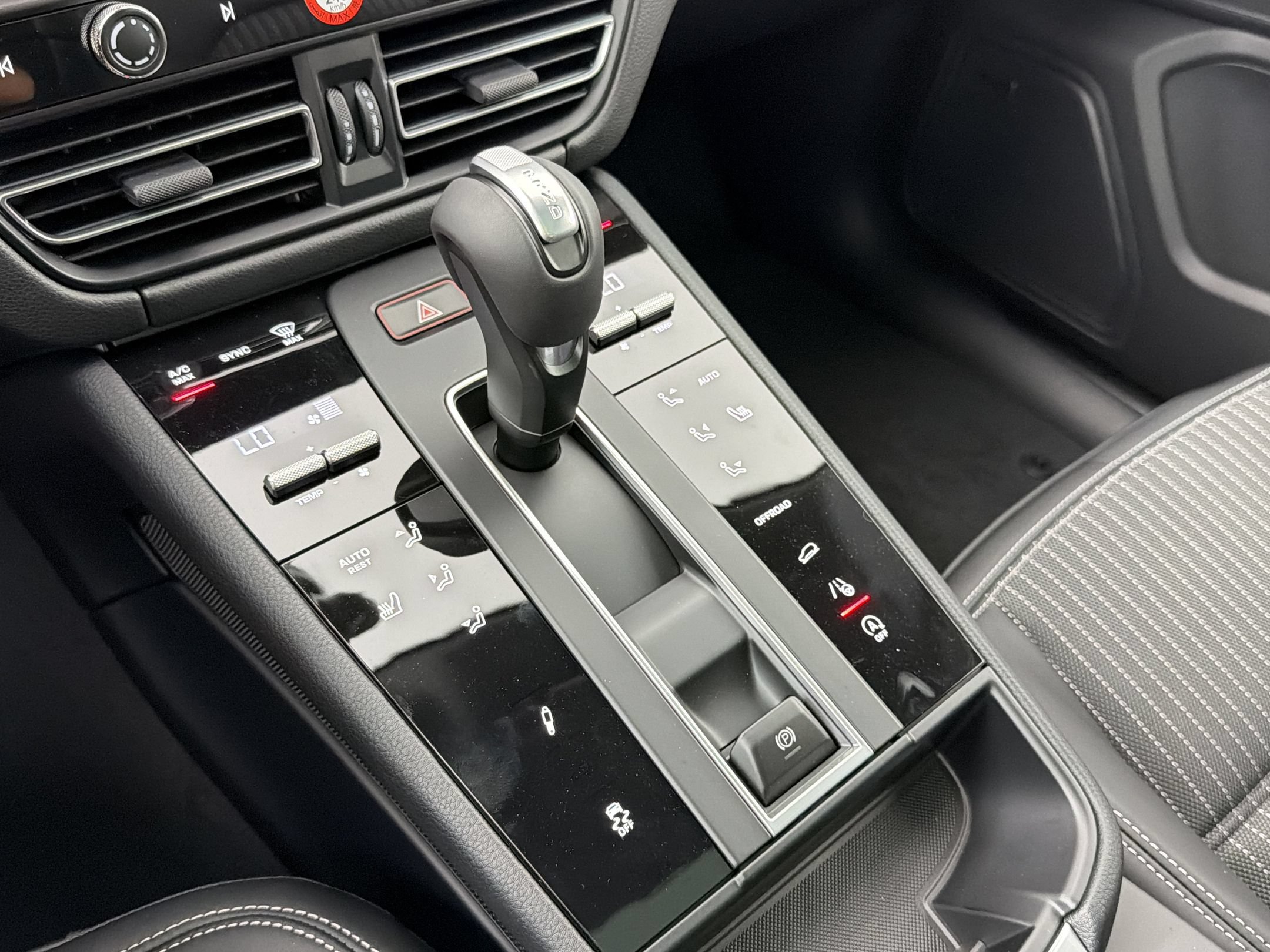 Certified 2026 Porsche Macan Turbo AWD/4WD image 26