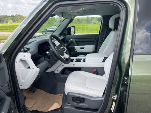 New 2026 Land Rover Defender 110 X-Dynamic SE AWD/4WD image 9