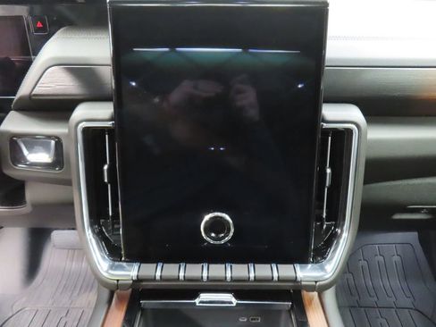 Used 2026 GMC Yukon Denali w/ Denali Reserve Package image 19