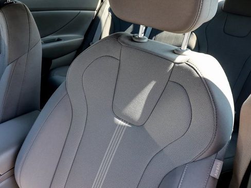 Used 2024 Hyundai Elantra SE image 31