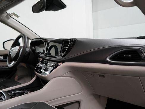 Used 2023 Chrysler Pacifica Limited FWD image 32