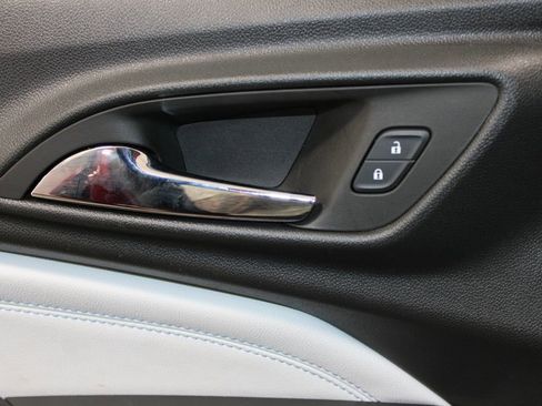 Used 2025 Chevrolet Trax LT image 34