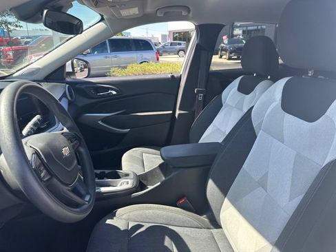 Used 2024 Chevrolet Trax LS w/ LS Convenience Package FWD image 10