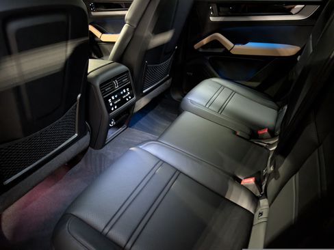 Certified 2024 Porsche Cayenne S AWD/4WD image 23