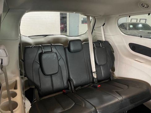 Used 2019 Chrysler Pacifica Touring-L Plus w/ Advanced Safetytec Group image 27