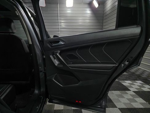 Used 2024 Volkswagen Tiguan SE w/ Panoramic Sunroof Package image 34