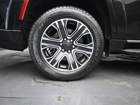 Used 2024 Jeep Wagoneer L Series II RWD image 11