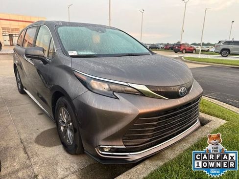 Used 2024 Toyota Sienna XLE FWD image 11