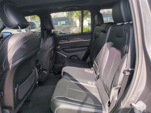 Used 2022 Jeep Grand Cherokee Overland image 16