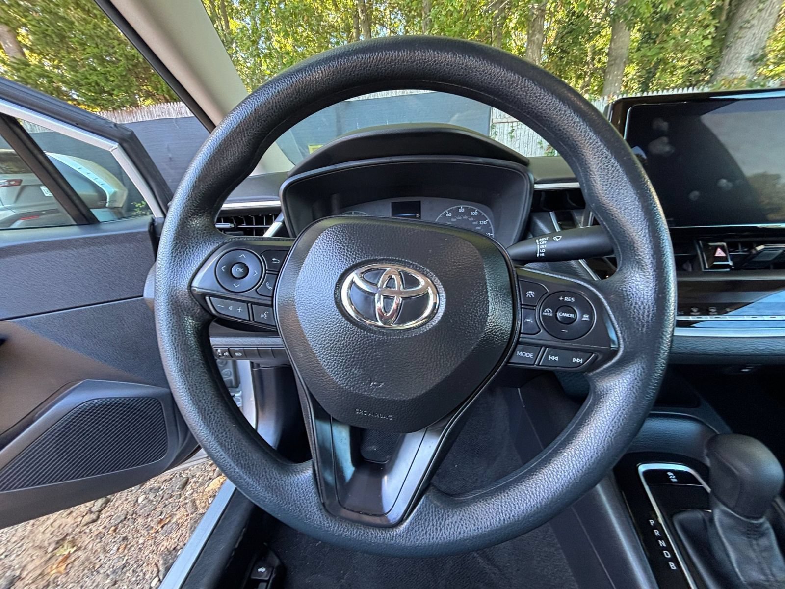 Used 2025 Toyota Corolla LE FWD image 27