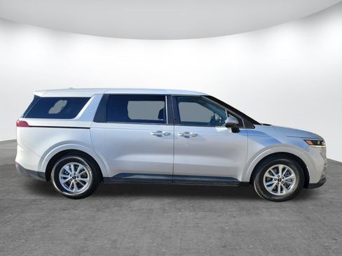 Used 2023 Kia Carnival LX image 2