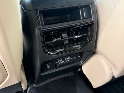 Used 2025 Jeep Grand Cherokee Limited w/ Trailer Tow Package AWD/4WD image 29