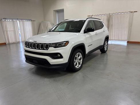 Used 2024 Jeep Compass Latitude AWD/4WD image 4
